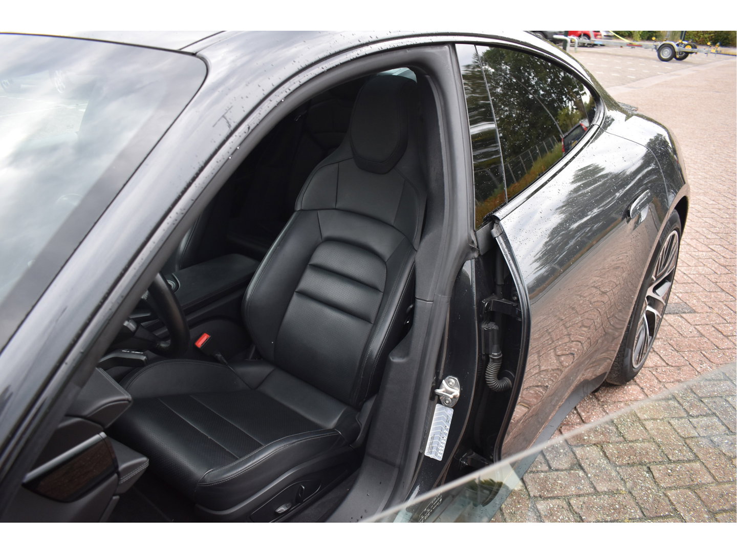 Porsche Taycan Performance 84 kWh 381 pk | Keyless | NL-Auto | Pano | BOSE | 360 gr.camera | Luchtvering | Carplay | Full LED | Virtual cockpit