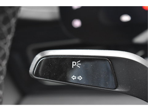 Porsche Taycan Performance 84 kWh 381 pk | Keyless | NL-Auto | Pano | BOSE | 360 gr.camera | Luchtvering | Carplay | Full LED | Virtual cockpit