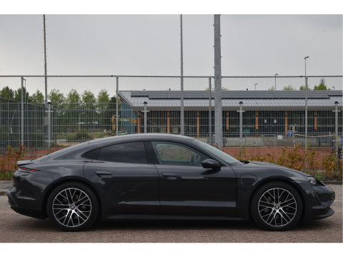Porsche Taycan Performance 84 kWh 381 pk | Keyless | NL-Auto | Pano | BOSE | 360 gr.camera | Luchtvering | Carplay | Full LED | Virtual cockpit