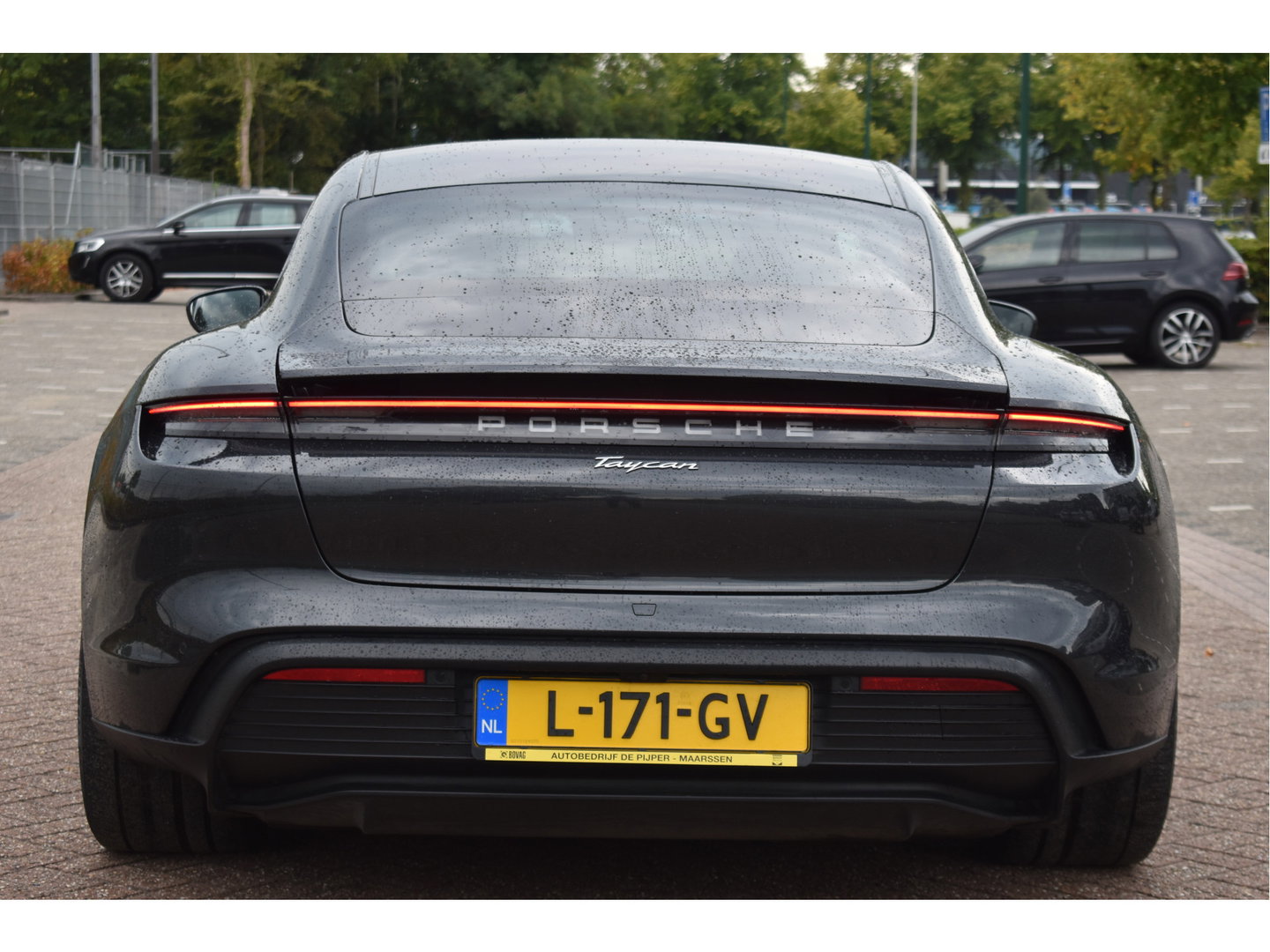 Porsche Taycan Performance 84 kWh 381 pk | Keyless | NL-Auto | Pano | BOSE | 360 gr.camera | Luchtvering | Carplay | Full LED | Virtual cockpit