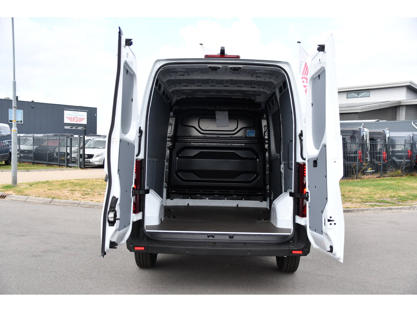Renault Master E-Tech T35 L2H2 Extra long range 87 kWh Camera, Cruise, Carplay, LED, Clima, Stoelverwarming, Laadruimte Betimmering, 143pk, Virtual, Sensoren, Uniek!