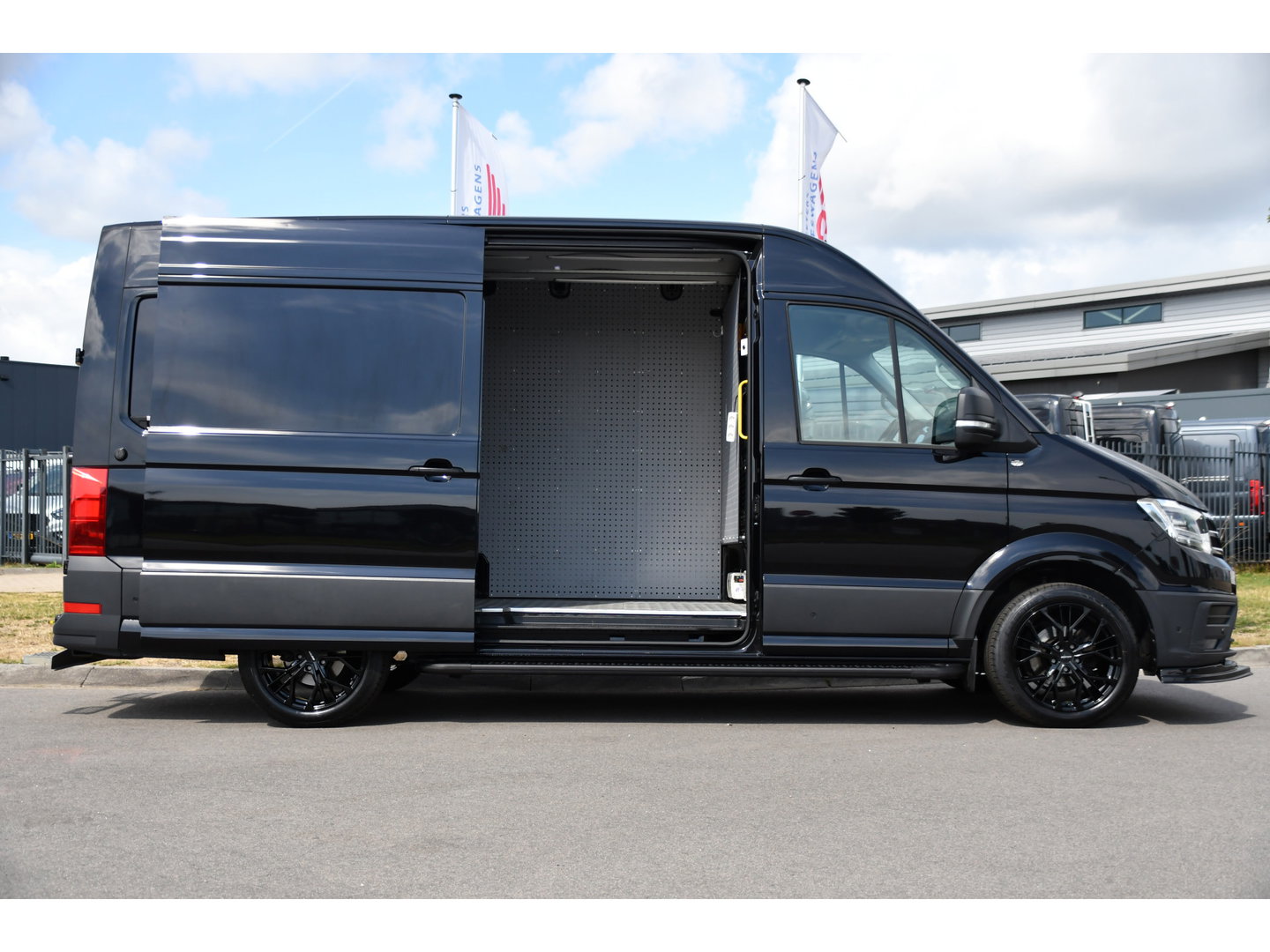 Volkswagen Crafter 35 2.0 TDI L3H3 Black Edition Full options! Adaptieve Cruise, Camera, Carplay, LED, Standkachel, Stoelverwarming, Dodehoek, Massagestoel, Automaat, Uniek!