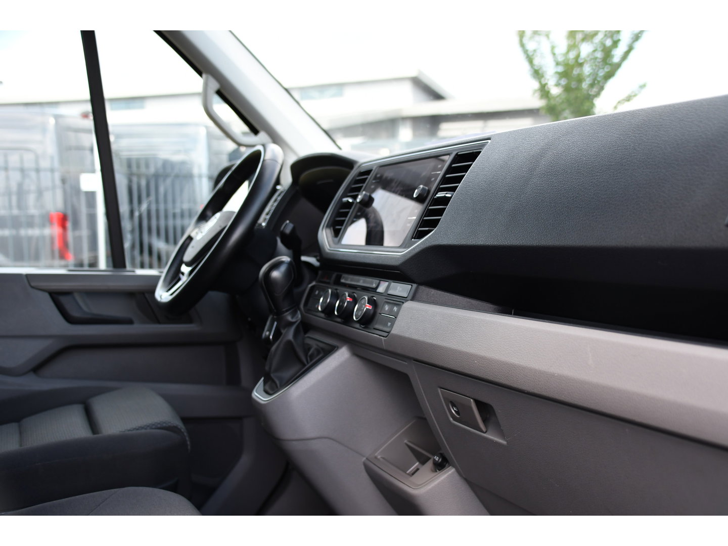 Volkswagen Crafter 35 2.0 TDI L3H3 Black Edition Full options! Adaptieve Cruise, Camera, Carplay, LED, Standkachel, Stoelverwarming, Dodehoek, Massagestoel, Automaat, Uniek!