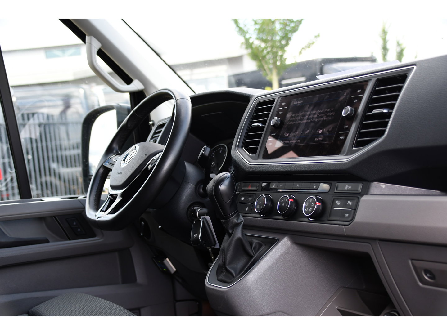 Volkswagen Crafter 35 2.0 TDI L3H3 Black Edition Full options! Adaptieve Cruise, Camera, Carplay, LED, Standkachel, Stoelverwarming, Dodehoek, Massagestoel, Automaat, Uniek!