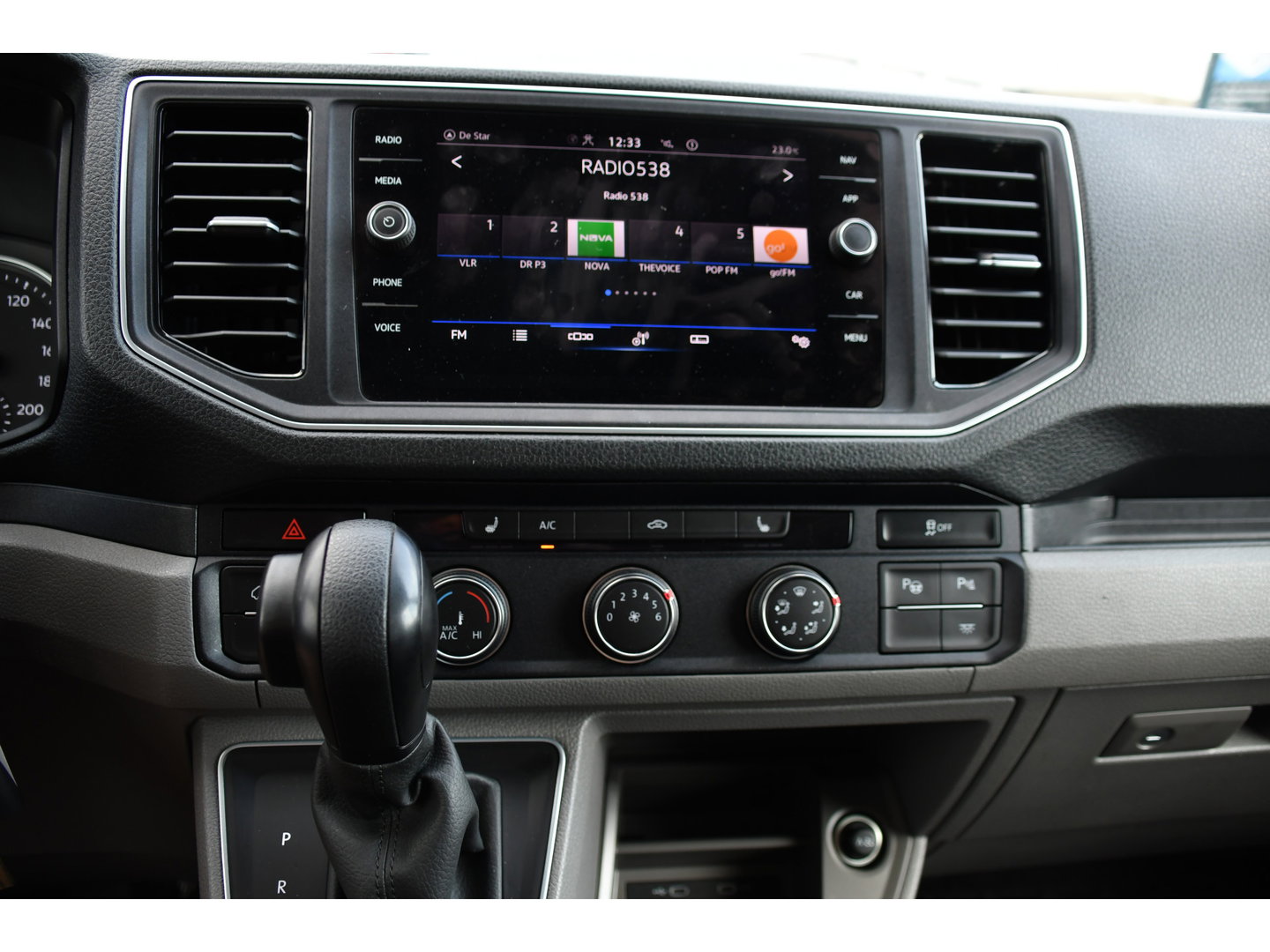 Volkswagen Crafter 35 2.0 TDI L3H3 Black Edition Full options! Adaptieve Cruise, Camera, Carplay, LED, Standkachel, Stoelverwarming, Dodehoek, Massagestoel, Automaat, Uniek!