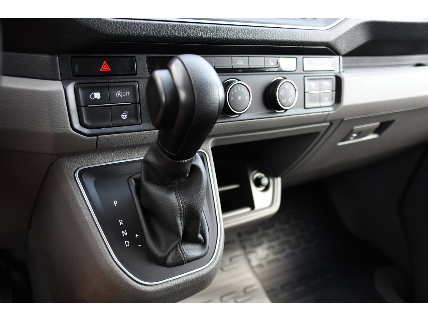 Volkswagen Crafter 35 2.0 TDI L3H3 Black Edition Full options! Adaptieve Cruise, Camera, Carplay, LED, Standkachel, Stoelverwarming, Dodehoek, Massagestoel, Automaat, Uniek!