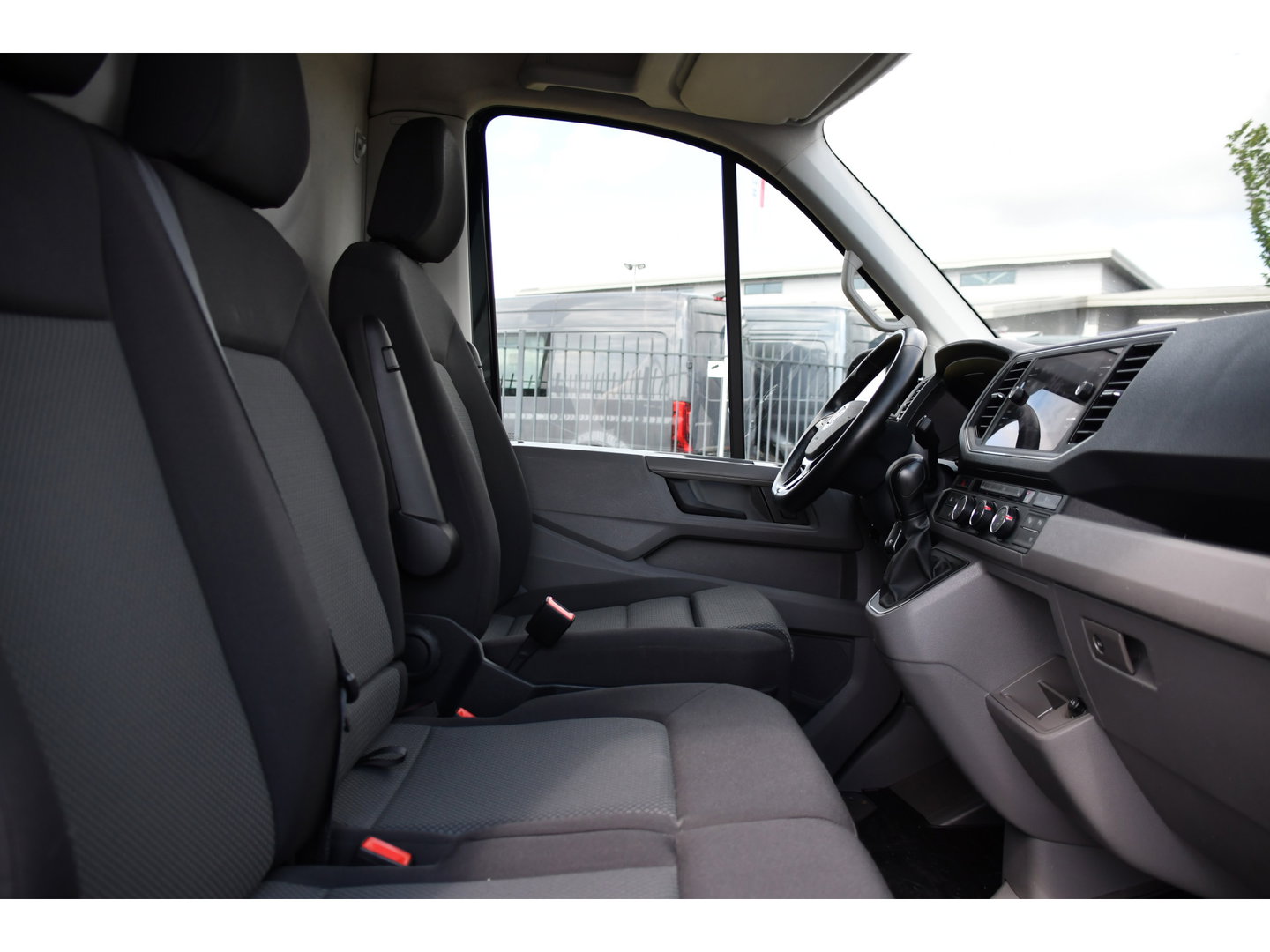 Volkswagen Crafter 35 2.0 TDI L3H3 Black Edition Full options! Adaptieve Cruise, Camera, Carplay, LED, Standkachel, Stoelverwarming, Dodehoek, Massagestoel, Automaat, Uniek!