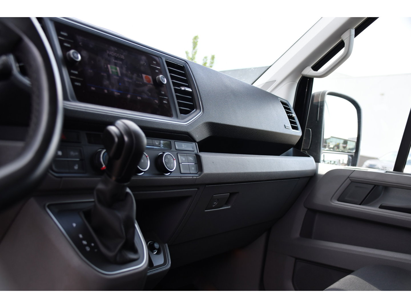 Volkswagen Crafter 35 2.0 TDI L3H3 Black Edition Full options! Adaptieve Cruise, Camera, Carplay, LED, Standkachel, Stoelverwarming, Dodehoek, Massagestoel, Automaat, Uniek!