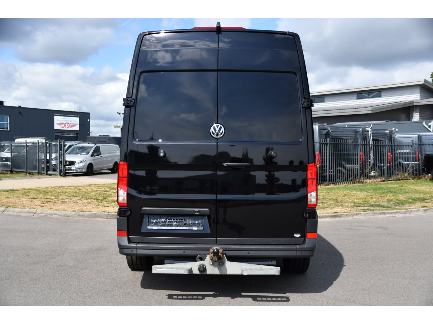 Volkswagen Crafter 35 2.0 TDI L3H3 Black Edition Full options! Adaptieve Cruise, Camera, Carplay, LED, Standkachel, Stoelverwarming, Dodehoek, Massagestoel, Automaat, Uniek!