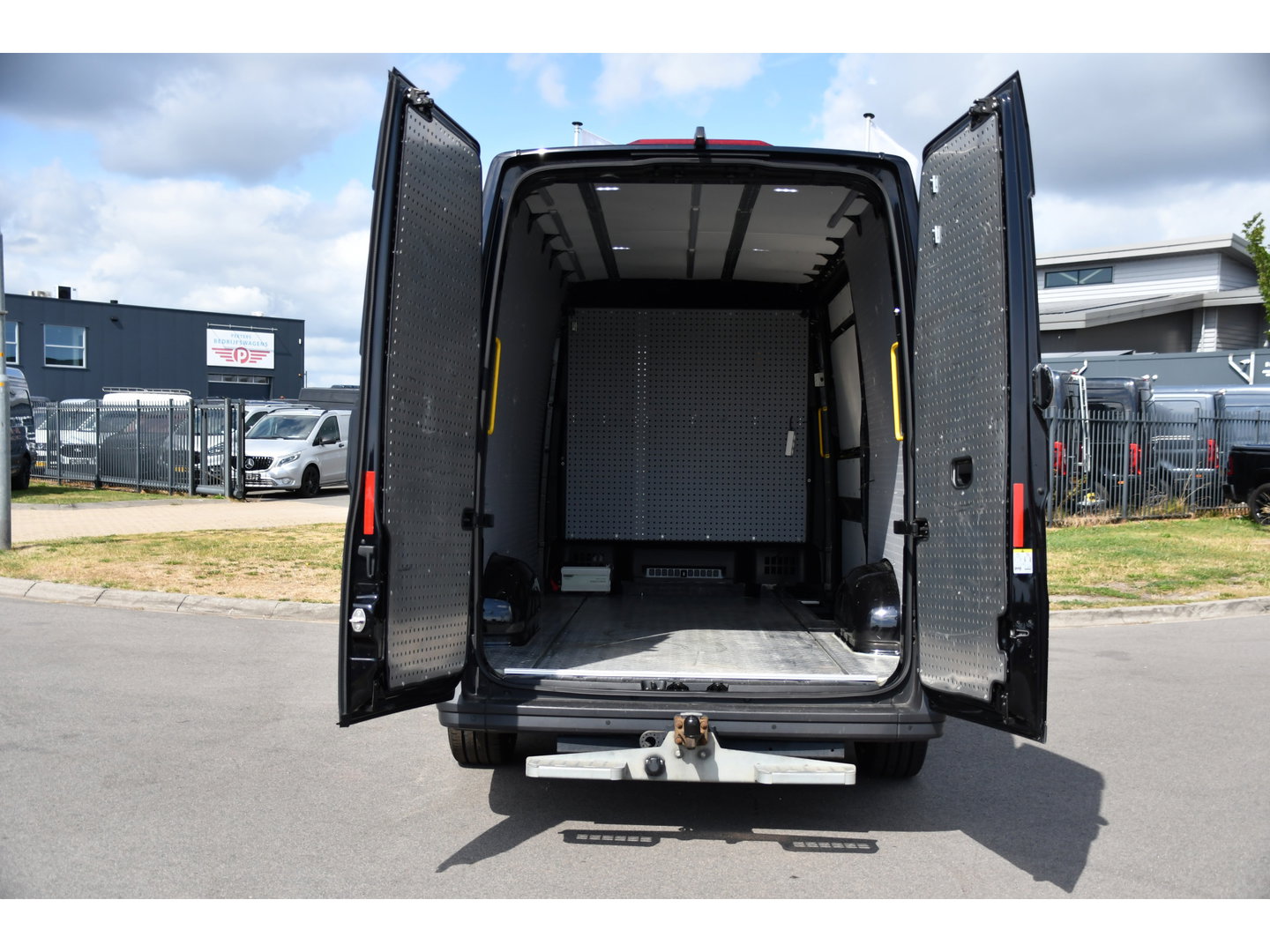Volkswagen Crafter 35 2.0 TDI L3H3 Black Edition Full options! Adaptieve Cruise, Camera, Carplay, LED, Standkachel, Stoelverwarming, Dodehoek, Massagestoel, Automaat, Uniek!