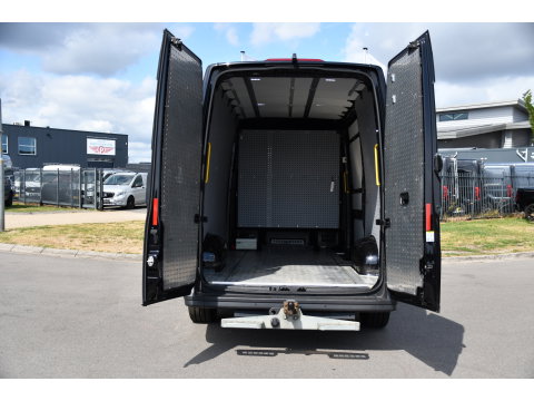 Volkswagen Crafter 35 2.0 TDI L3H3 Black Edition Full options! Adaptieve Cruise, Camera, Carplay, LED, Standkachel, Stoelverwarming, Dodehoek, Massagestoel, Automaat, Uniek!