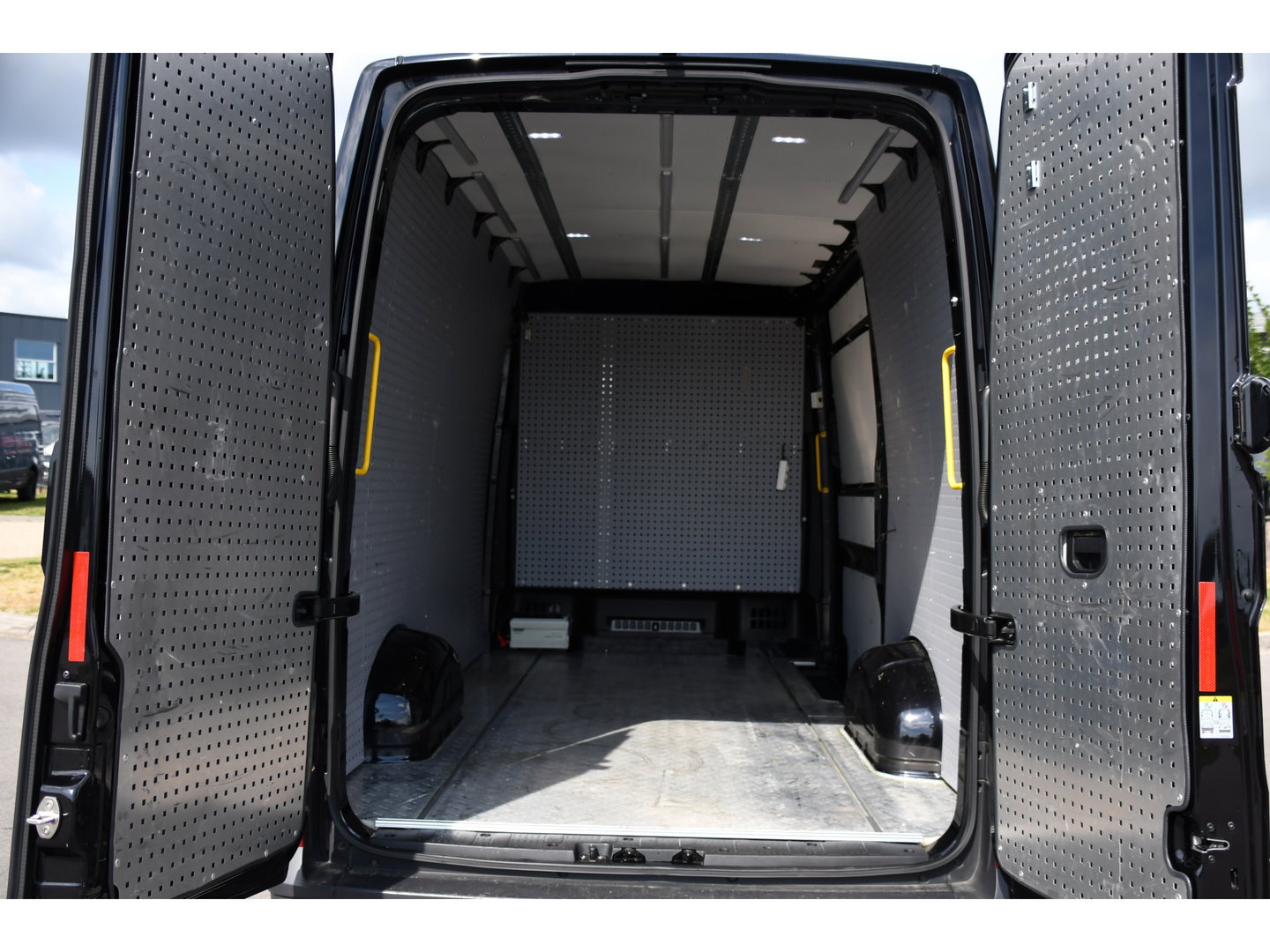 Volkswagen Crafter 35 2.0 TDI L3H3 Black Edition Full options! Adaptieve Cruise, Camera, Carplay, LED, Standkachel, Stoelverwarming, Dodehoek, Massagestoel, Automaat, Uniek!