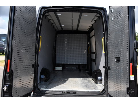 Volkswagen Crafter 35 2.0 TDI L3H3 Black Edition Full options! Adaptieve Cruise, Camera, Carplay, LED, Standkachel, Stoelverwarming, Dodehoek, Massagestoel, Automaat, Uniek!