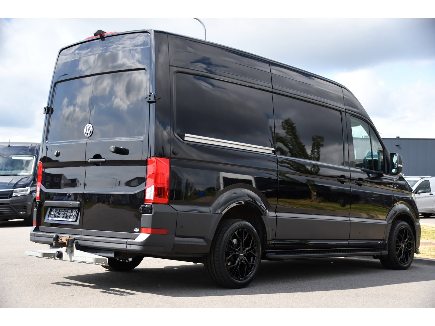 Volkswagen Crafter 35 2.0 TDI L3H3 Black Edition Full options! Adaptieve Cruise, Camera, Carplay, LED, Standkachel, Stoelverwarming, Dodehoek, Massagestoel, Automaat, Uniek!