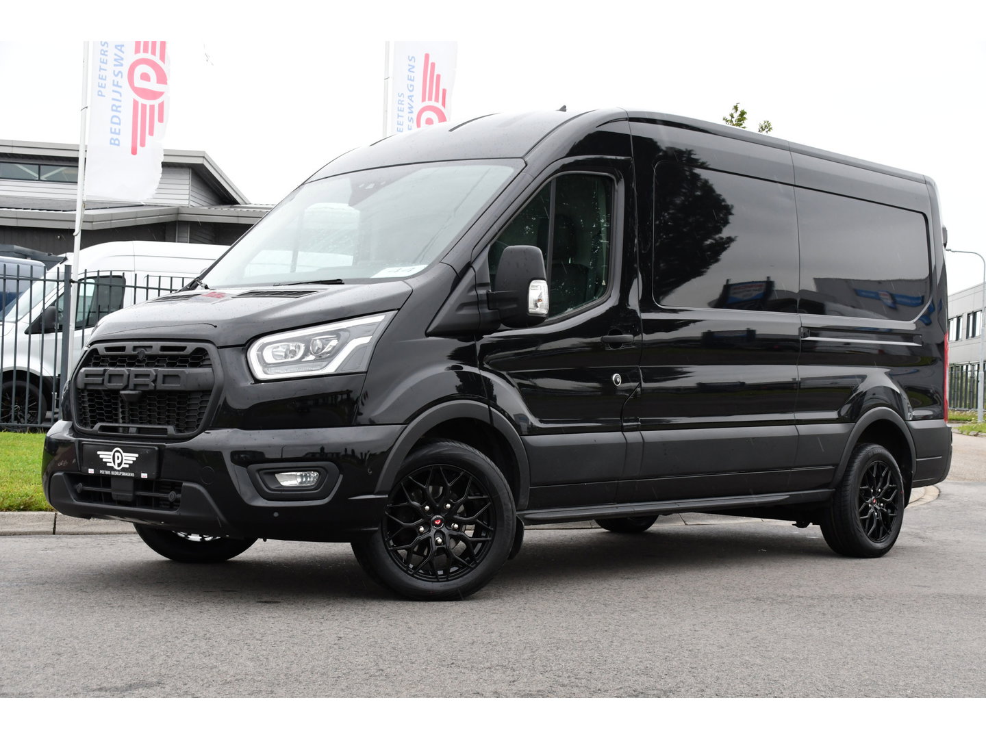 Ford Transit 350 2.0 TDCI L3H2 Black Edition Camera, Cruise, Carplay, 185pk, Xenon, Multimedia, Automaat, Trekhaak, Sensoren, Uniek!