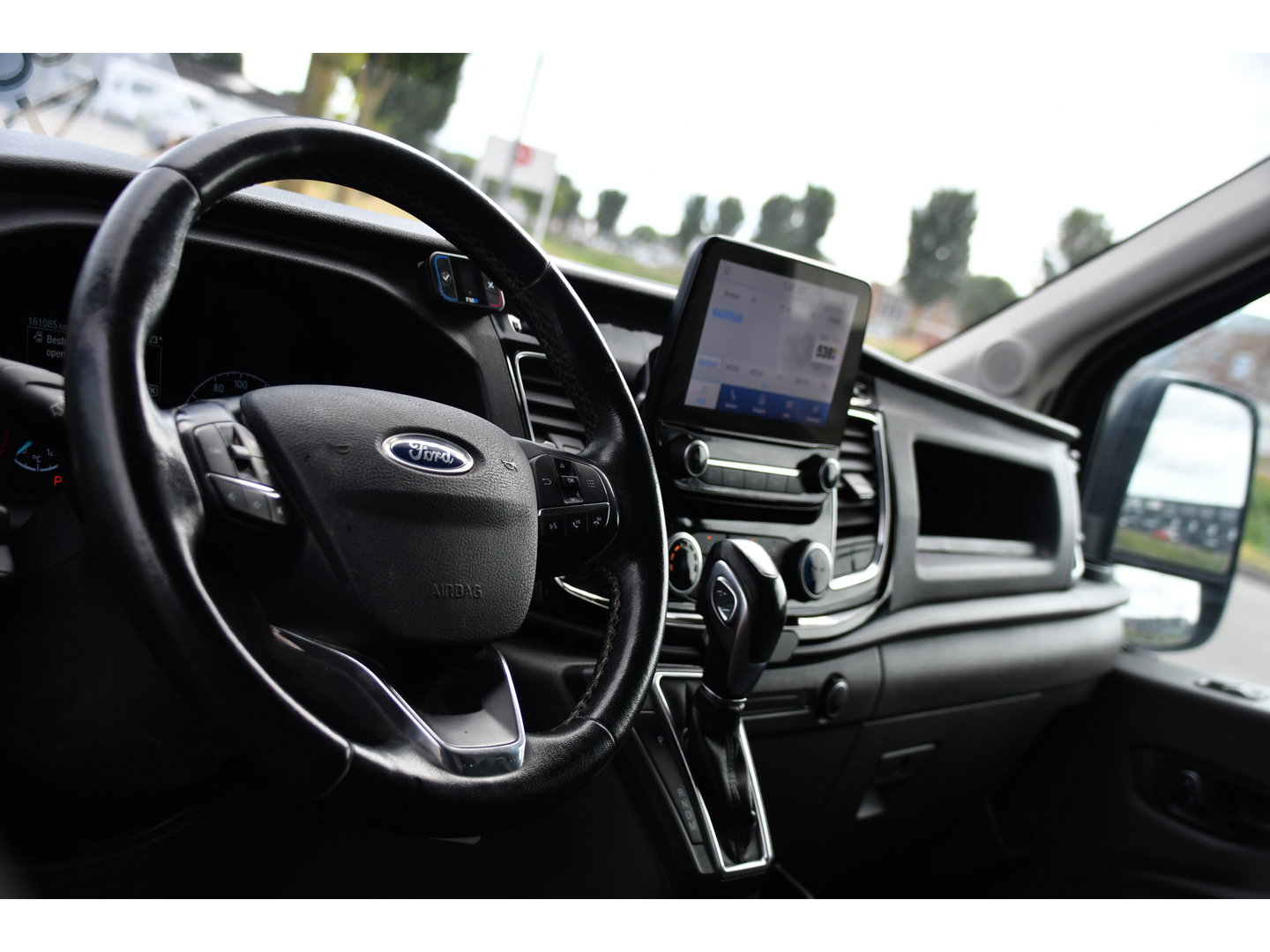 Ford Transit 350 2.0 TDCI L3H2 Black Edition Camera, Cruise, Carplay, 185pk, Xenon, Multimedia, Automaat, Trekhaak, Sensoren, Uniek!