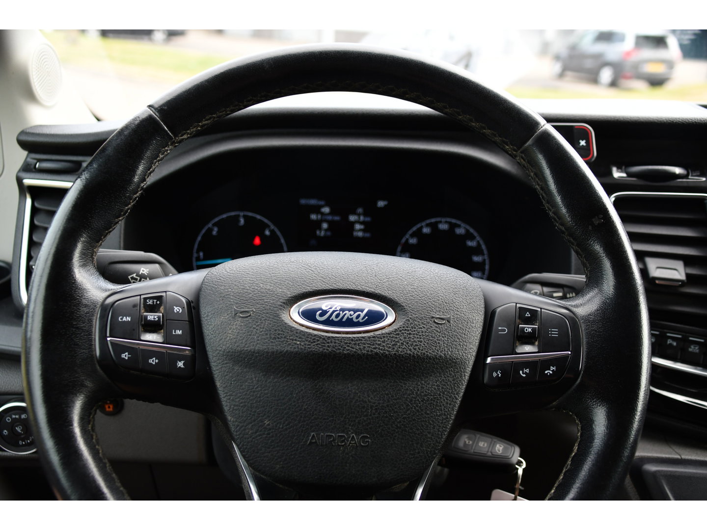 Ford Transit 350 2.0 TDCI L3H2 Black Edition Camera, Cruise, Carplay, 185pk, Xenon, Multimedia, Automaat, Trekhaak, Sensoren, Uniek!