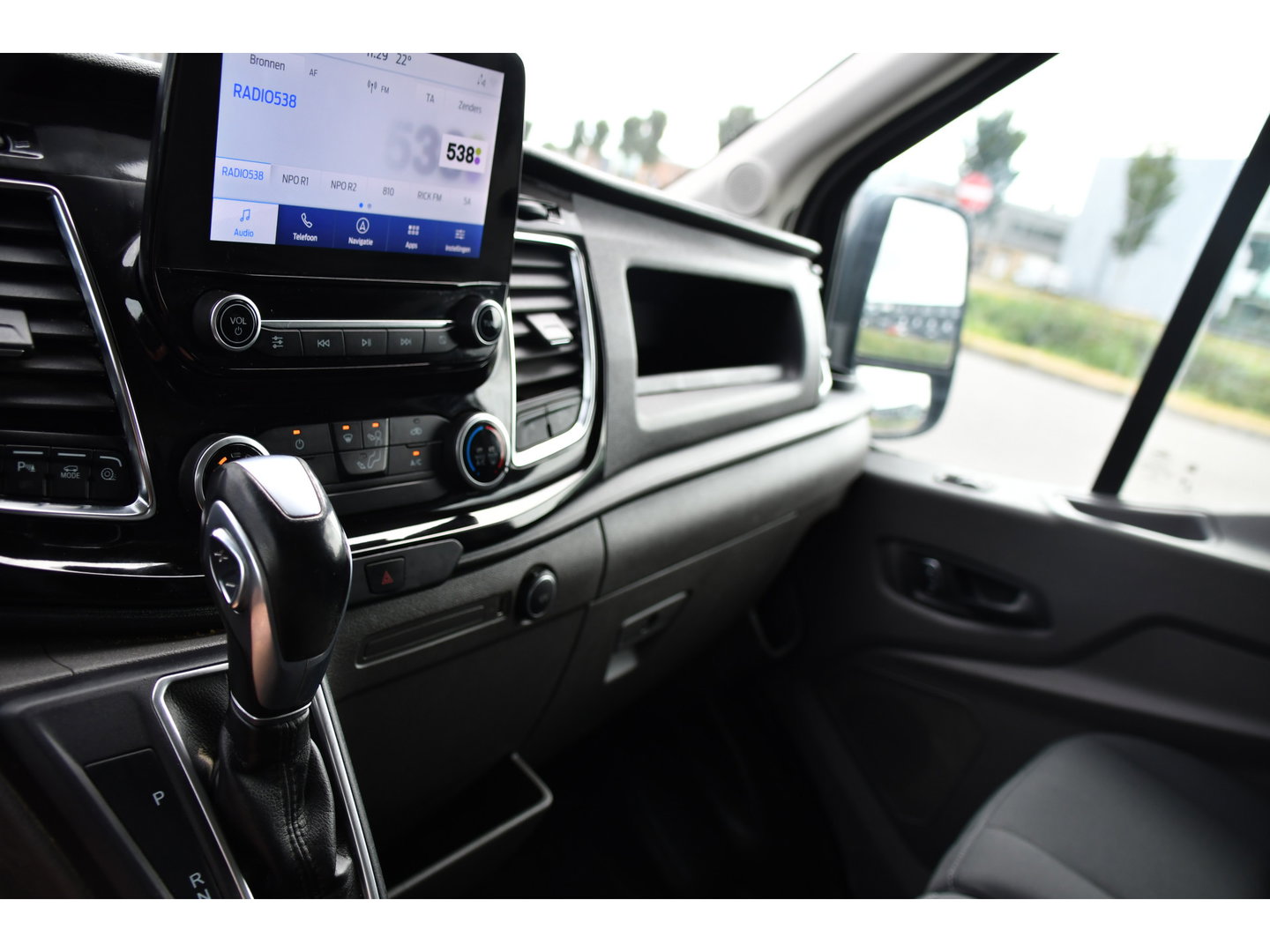 Ford Transit 350 2.0 TDCI L3H2 Black Edition Camera, Cruise, Carplay, 185pk, Xenon, Multimedia, Automaat, Trekhaak, Sensoren, Uniek!