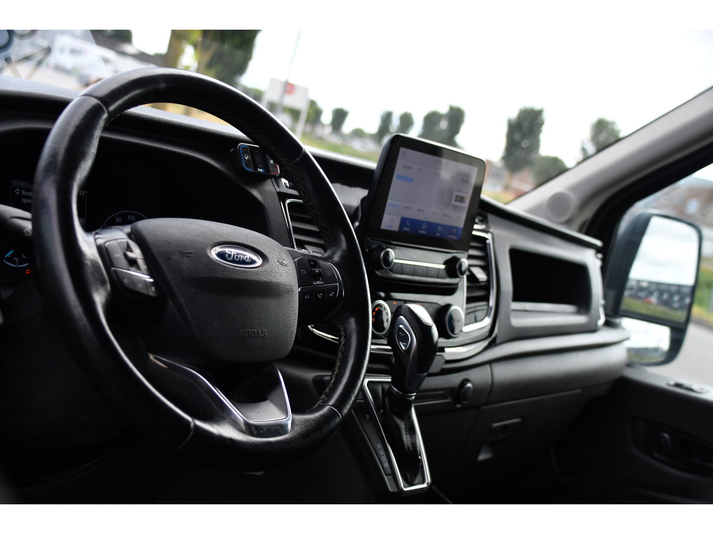 Ford Transit 350 2.0 TDCI L3H2 Black Edition Camera, Cruise, Carplay, 185pk, Xenon, Multimedia, Automaat, Trekhaak, Sensoren, Uniek!