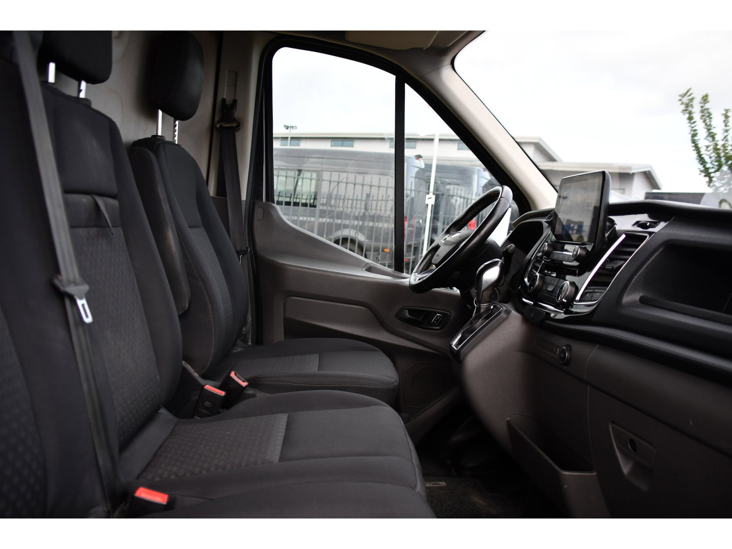 Ford Transit 350 2.0 TDCI L3H2 Black Edition Camera, Cruise, Carplay, 185pk, Xenon, Multimedia, Automaat, Trekhaak, Sensoren, Uniek!