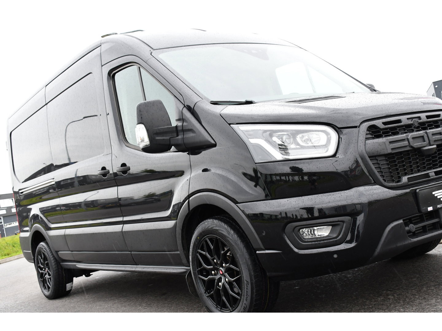 Ford Transit 350 2.0 TDCI L3H2 Black Edition Camera, Cruise, Carplay, 185pk, Xenon, Multimedia, Automaat, Trekhaak, Sensoren, Uniek!