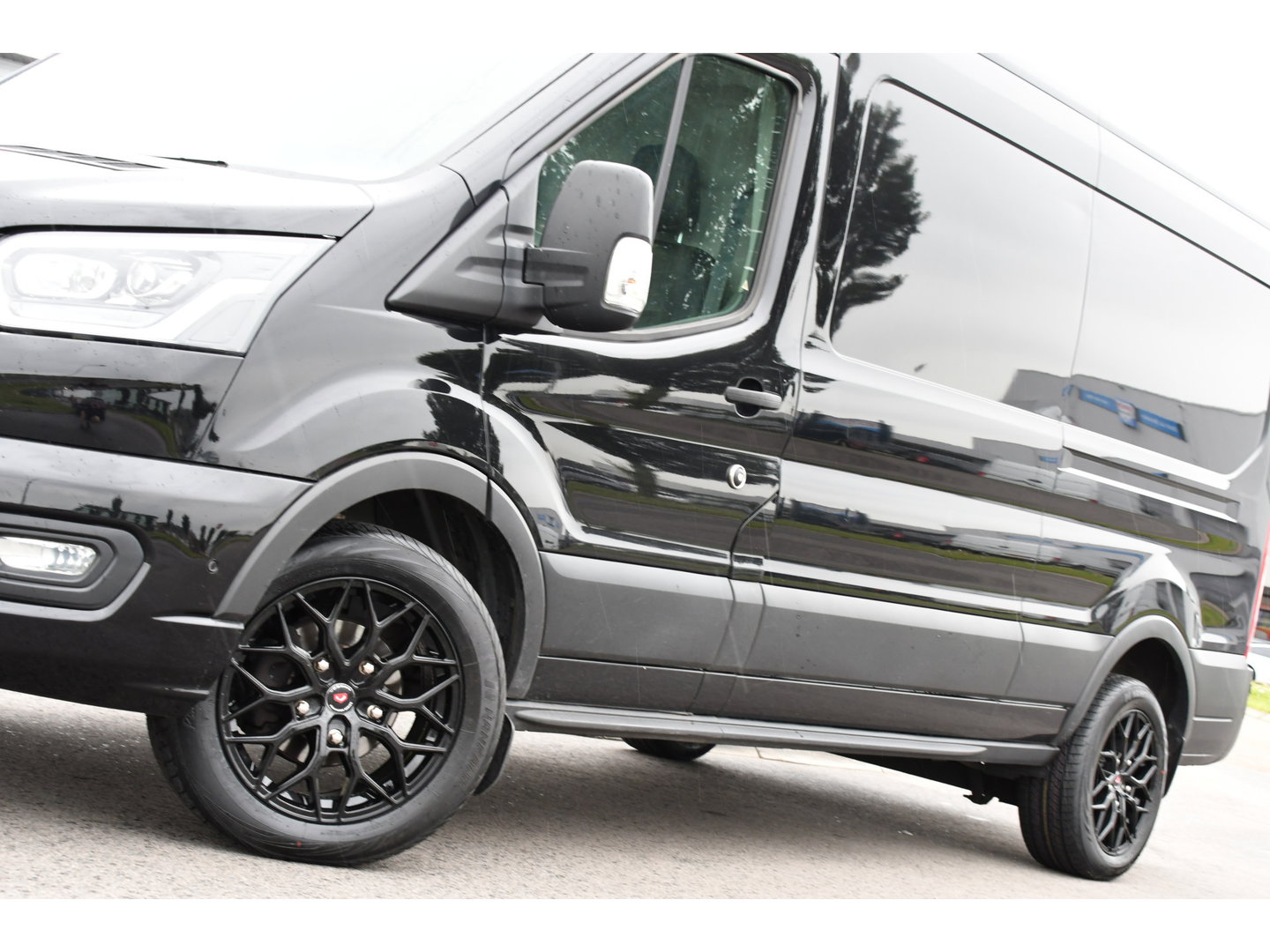 Ford Transit 350 2.0 TDCI L3H2 Black Edition Camera, Cruise, Carplay, 185pk, Xenon, Multimedia, Automaat, Trekhaak, Sensoren, Uniek!