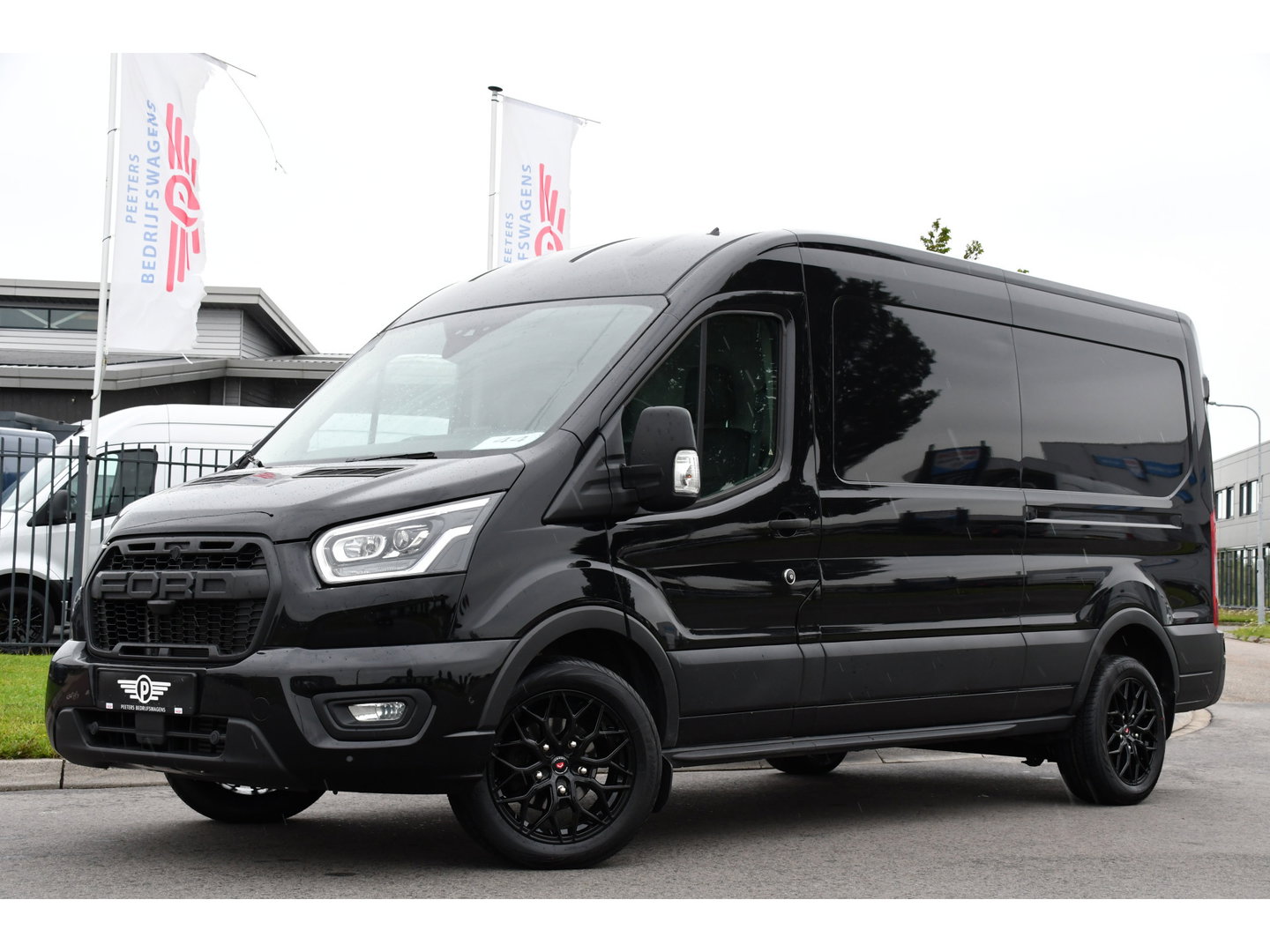 Ford Transit 350 2.0 TDCI L3H2 Black Edition Camera, Cruise, Carplay, 185pk, Xenon, Multimedia, Automaat, Trekhaak, Sensoren, Uniek!