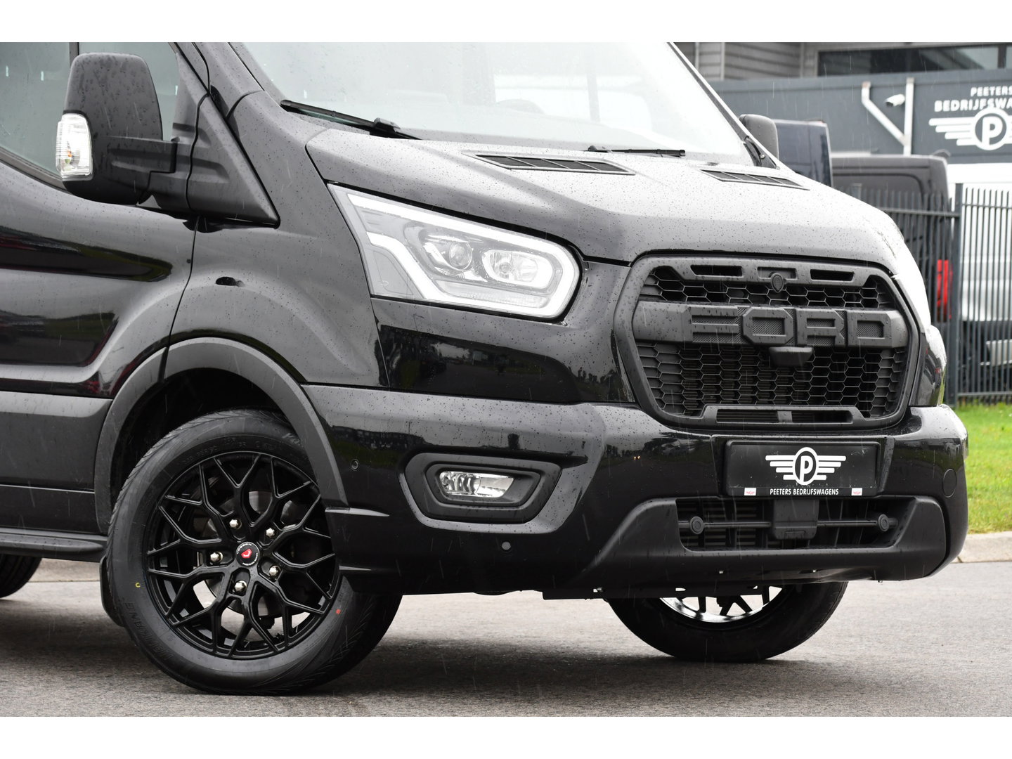 Ford Transit 350 2.0 TDCI L3H2 Black Edition Camera, Cruise, Carplay, 185pk, Xenon, Multimedia, Automaat, Trekhaak, Sensoren, Uniek!