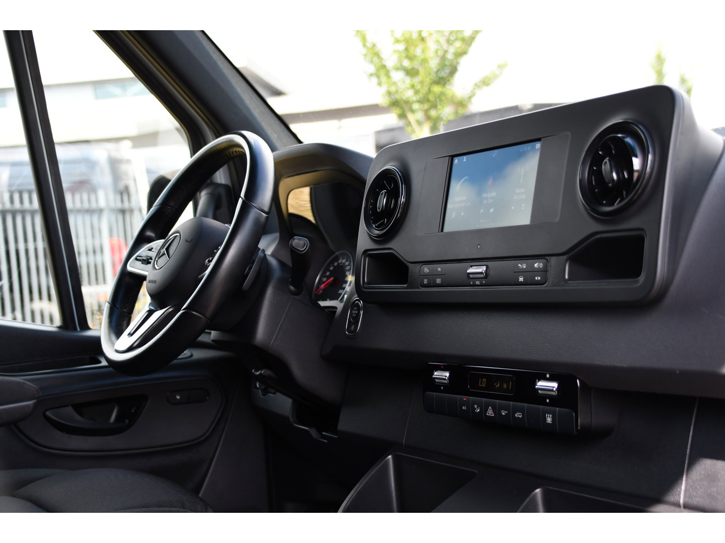 Mercedes-Benz Sprinter 317 1.9 CDI L3H2 RWD PB Edition NIEUW STAAT! Adaptieve Cruise, Camera, Carlay, LED, Standkachel, 170pk, Stoelverwarming, Dodehoek, Automaat, 3 Zitplaatsen, Uniek!