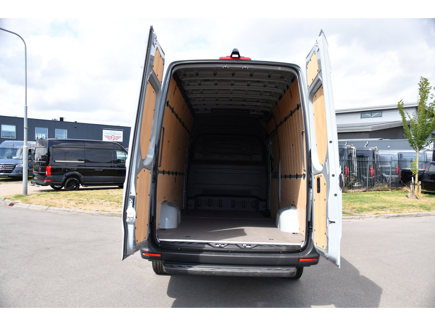Mercedes-Benz Sprinter 317 1.9 CDI L3H2 RWD PB Edition NIEUW STAAT! Adaptieve Cruise, Camera, Carlay, LED, Standkachel, 170pk, Stoelverwarming, Dodehoek, Automaat, 3 Zitplaatsen, Uniek!