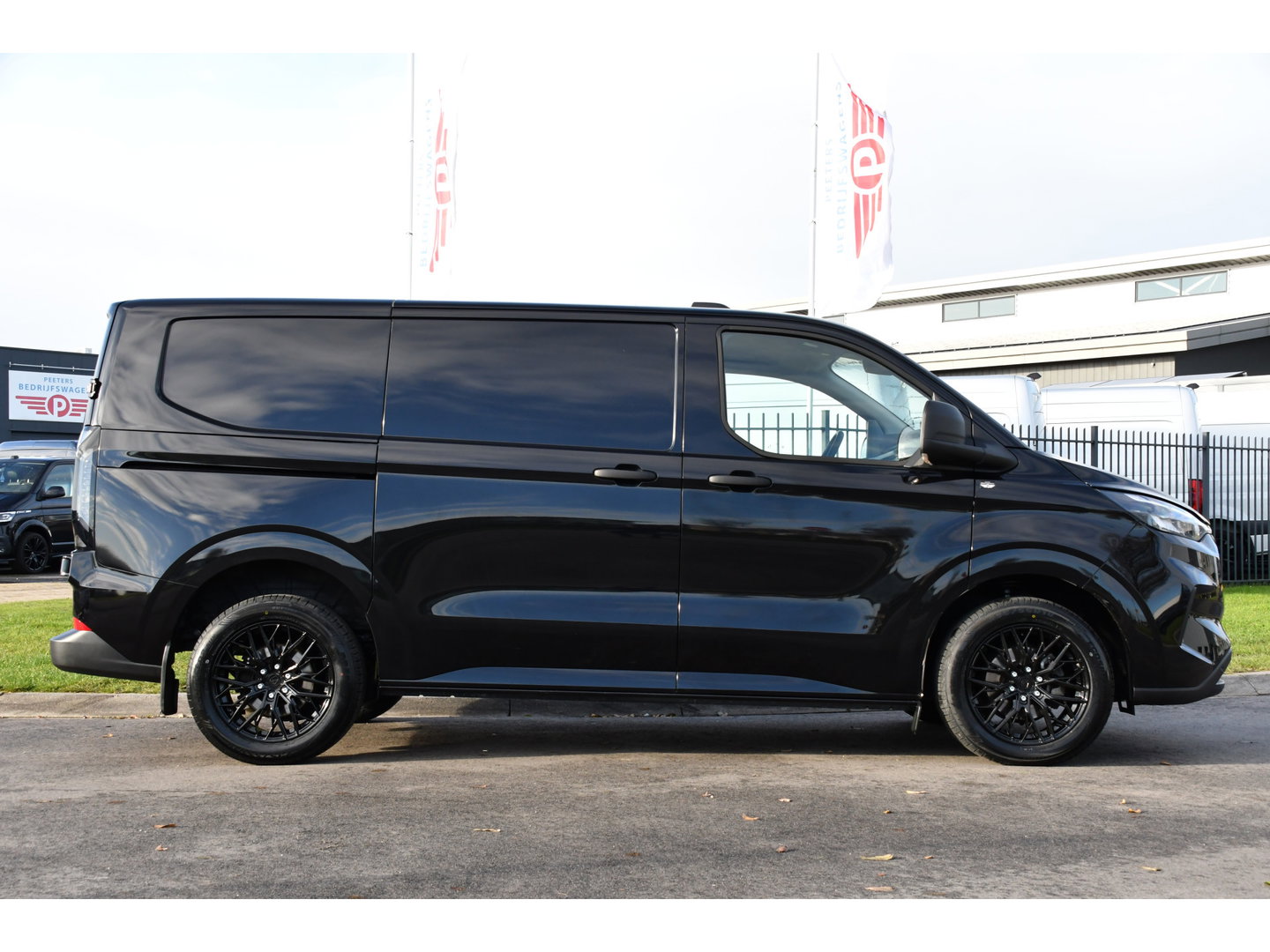 Ford Transit Custom 300 2.0 TDCI L1H1 Black Edition Virtual, Cruise, Carplay, Camera, LED, Automaat, 136pk, Stoelverwarming, Multimedia, Uniek!