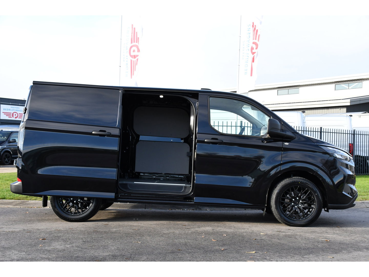 Ford Transit Custom 300 2.0 TDCI L1H1 Black Edition Virtual, Cruise, Carplay, Camera, LED, Automaat, 136pk, Stoelverwarming, Multimedia, Uniek!