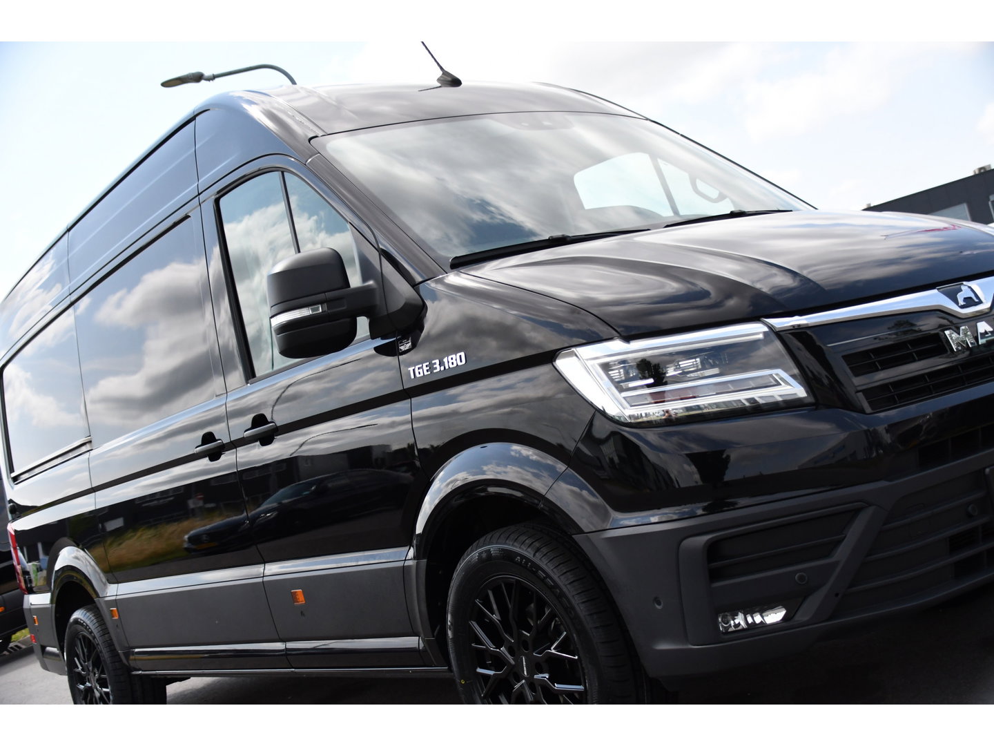 MAN TGE 3.180 35 2.0 L3H3 Black Edition Adaptieve Cruise, Camera, Carplay, LED, Stoelverwarming, Massage stoel, Trekhaak, 177pk, Automaat, Uniek!