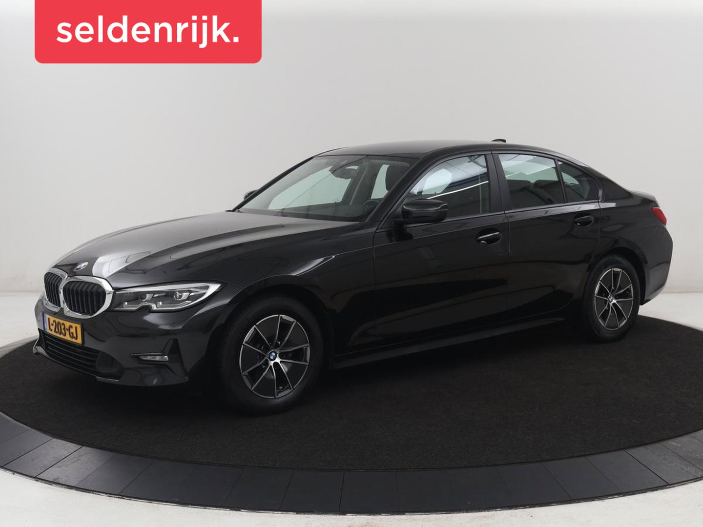 BMW 3 Serie 318i Business Edition | Cruise controle | Navigatie | Carplay | Park assist | Virtueel dahboard | NAP 123.477km