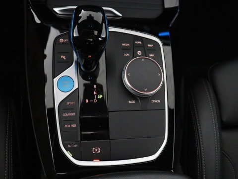BMW iX3 Executive 80 kWh | SOH 93,8% | Panoramadak | Leder | Stoelverwarming | Adaptive cruise | Carplay | Sfeerverlichting | Camera | Park assist | Elektrische achterklep | PHEV