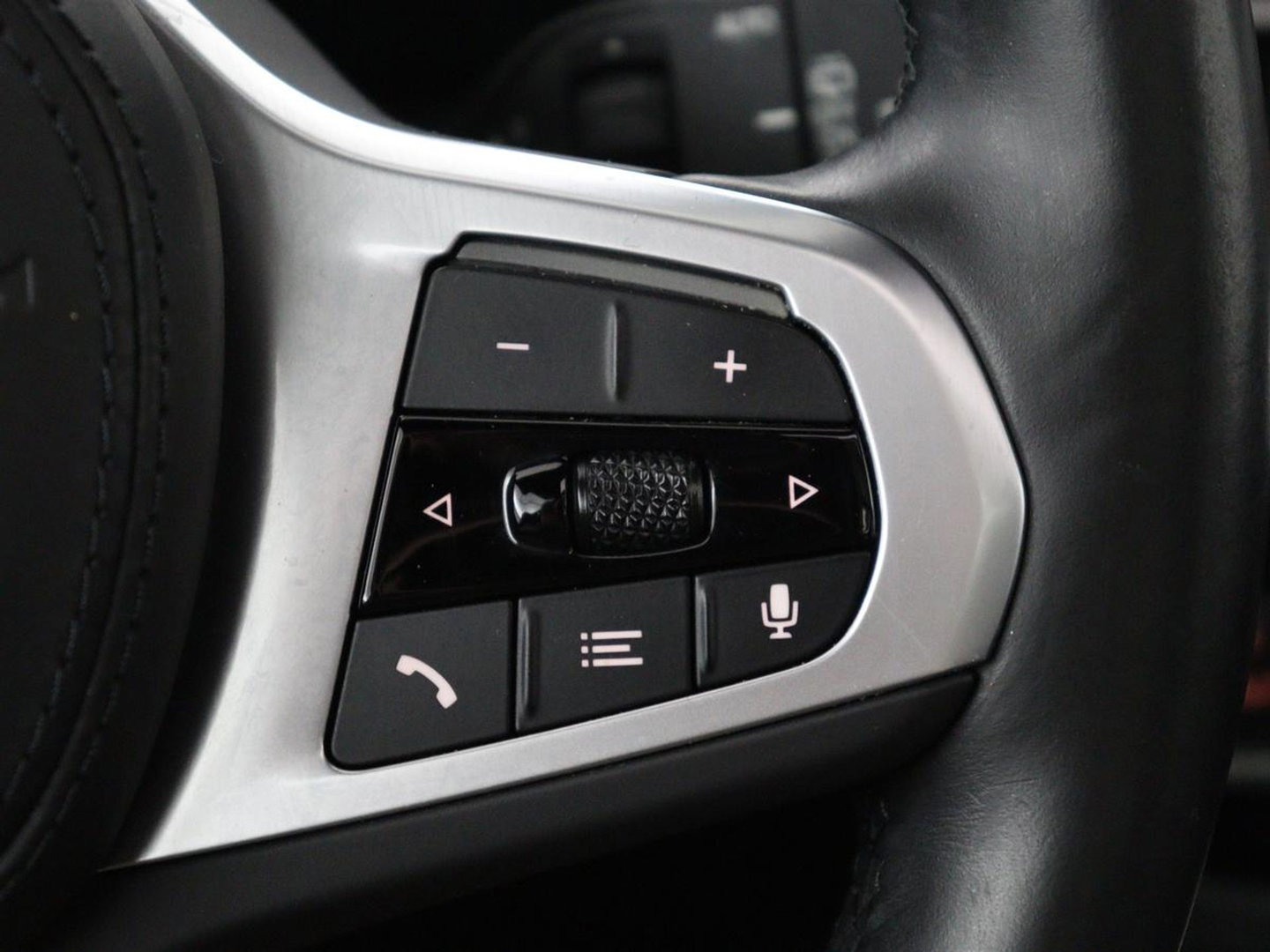 BMW iX3 Executive 80 kWh | SOH 93,8% | Panoramadak | Leder | Stoelverwarming | Adaptive cruise | Carplay | Sfeerverlichting | Camera | Park assist | Elektrische achterklep | PHEV