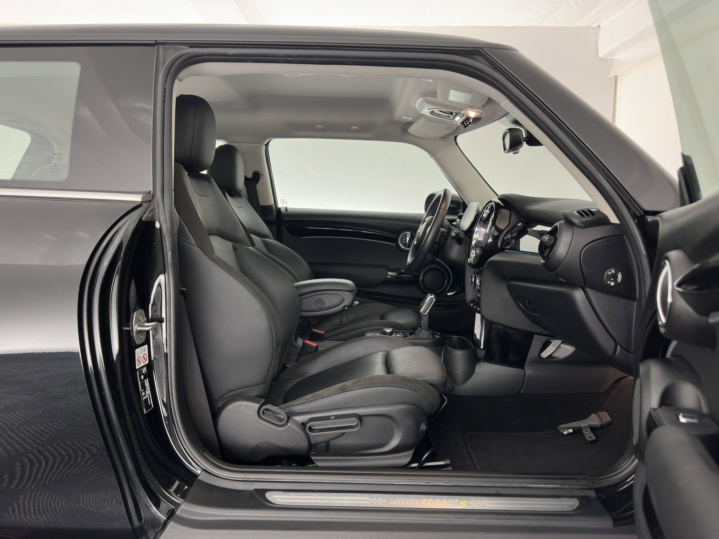 MINI Electric MINI Yours 33 kWh [3-Fase-11kW] {Soh-96%} (INCL.BTW) Aut. *HEAT-PUMP | LEATHER-FABRIC | FULL-LED | NAVI-FULLMAP | SPORT-SEATS | AMBIENT-LIGHT | DIGI-COCKPIT | DAB+ | ECC | PDC | CRUISE | 16''ALU*