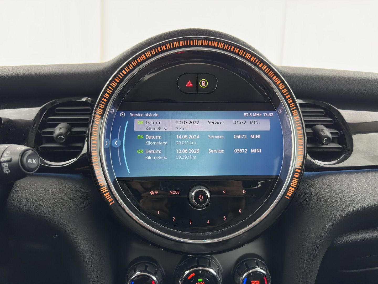MINI Electric MINI Yours 33 kWh [3-Fase-11kW] {Soh-96%} (INCL.BTW) Aut. *HEAT-PUMP | LEATHER-FABRIC | FULL-LED | NAVI-FULLMAP | SPORT-SEATS | AMBIENT-LIGHT | DIGI-COCKPIT | DAB+ | ECC | PDC | CRUISE | 16''ALU*