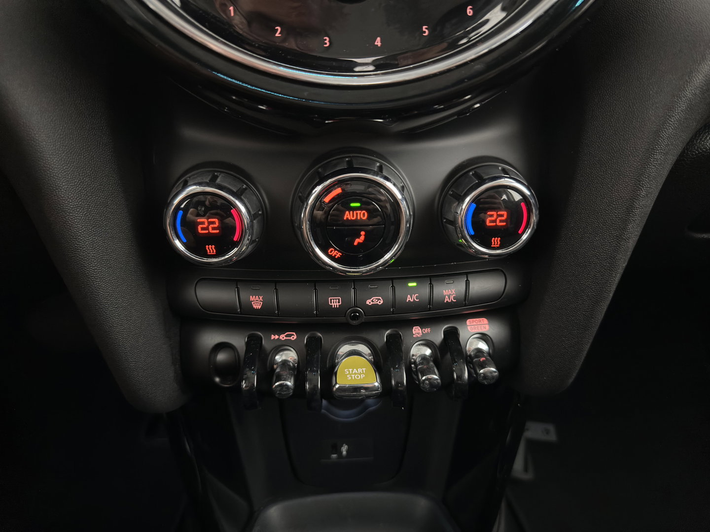 MINI Electric MINI Yours 33 kWh [3-Fase-11kW] {Soh-96%} (INCL.BTW) Aut. *HEAT-PUMP | LEATHER-FABRIC | FULL-LED | NAVI-FULLMAP | SPORT-SEATS | AMBIENT-LIGHT | DIGI-COCKPIT | DAB+ | ECC | PDC | CRUISE | 16''ALU*