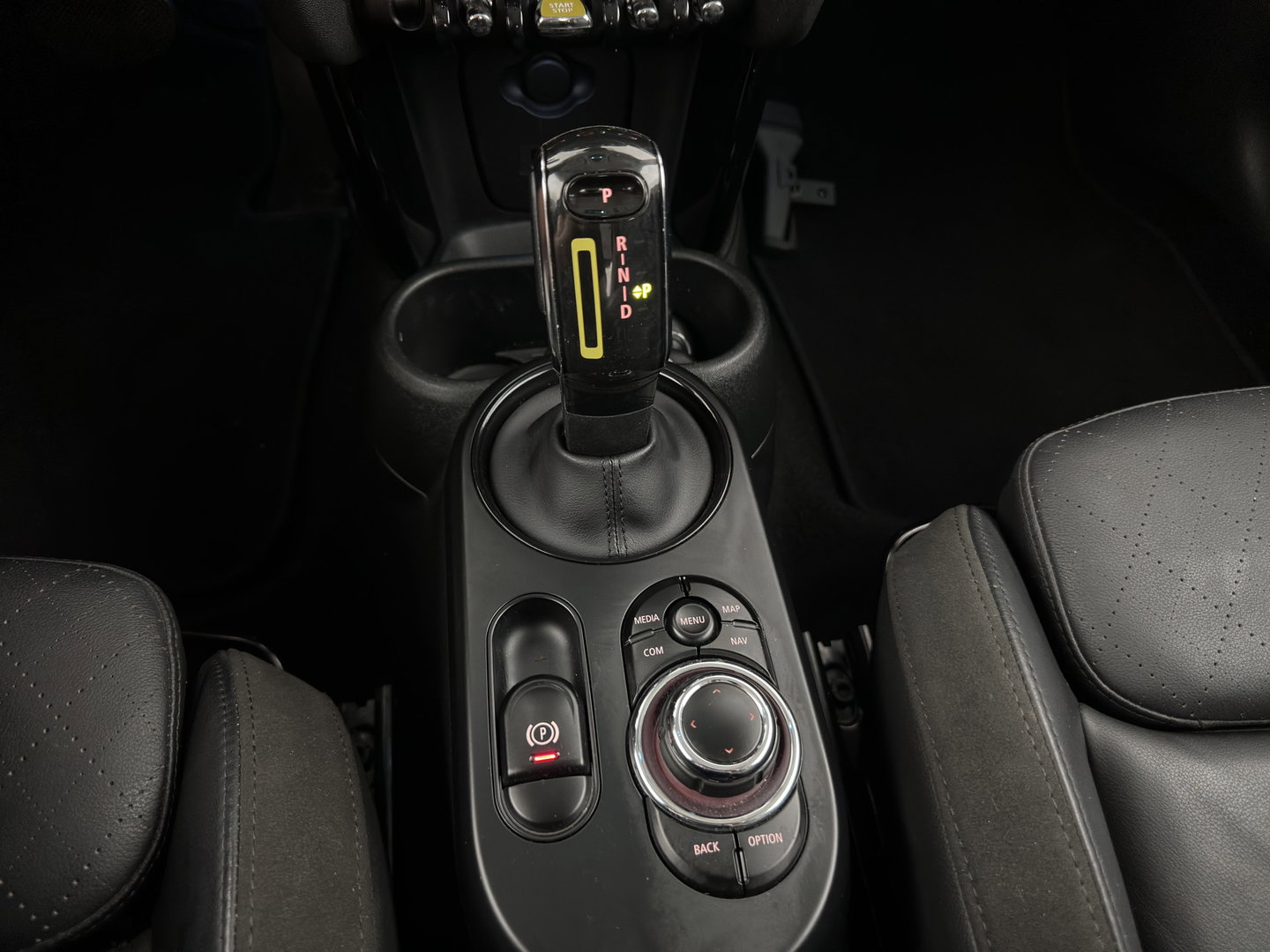 MINI Electric MINI Yours 33 kWh [3-Fase-11kW] {Soh-96%} (INCL.BTW) Aut. *HEAT-PUMP | LEATHER-FABRIC | FULL-LED | NAVI-FULLMAP | SPORT-SEATS | AMBIENT-LIGHT | DIGI-COCKPIT | DAB+ | ECC | PDC | CRUISE | 16''ALU*