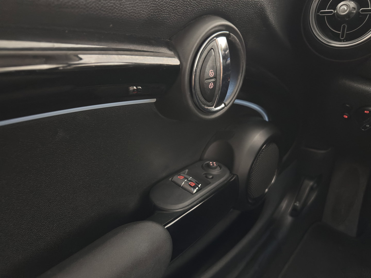 MINI Electric MINI Yours 33 kWh [3-Fase-11kW] {Soh-96%} (INCL.BTW) Aut. *HEAT-PUMP | LEATHER-FABRIC | FULL-LED | NAVI-FULLMAP | SPORT-SEATS | AMBIENT-LIGHT | DIGI-COCKPIT | DAB+ | ECC | PDC | CRUISE | 16''ALU*