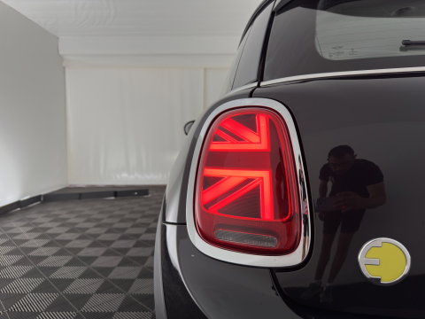 MINI Electric MINI Yours 33 kWh [3-Fase-11kW] {Soh-96%} (INCL.BTW) Aut. *HEAT-PUMP | LEATHER-FABRIC | FULL-LED | NAVI-FULLMAP | SPORT-SEATS | AMBIENT-LIGHT | DIGI-COCKPIT | DAB+ | ECC | PDC | CRUISE | 16''ALU*