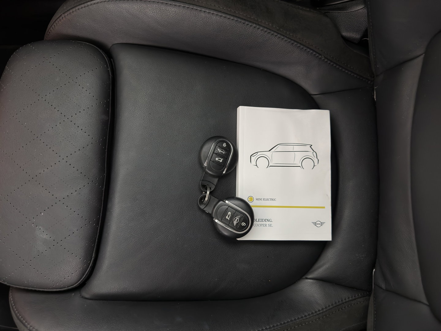 MINI Electric MINI Yours 33 kWh [3-Fase-11kW] {Soh-96%} (INCL.BTW) Aut. *HEAT-PUMP | LEATHER-FABRIC | FULL-LED | NAVI-FULLMAP | SPORT-SEATS | AMBIENT-LIGHT | DIGI-COCKPIT | DAB+ | ECC | PDC | CRUISE | 16''ALU*