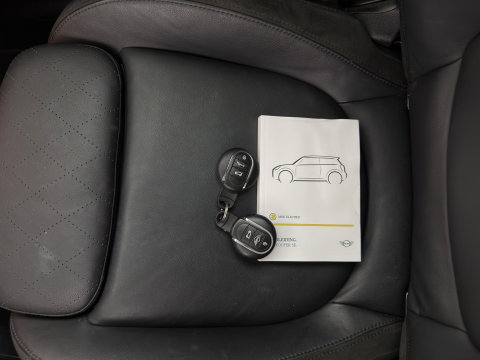 MINI Electric MINI Yours 33 kWh [3-Fase-11kW] {Soh-96%} (INCL.BTW) Aut. *HEAT-PUMP | LEATHER-FABRIC | FULL-LED | NAVI-FULLMAP | SPORT-SEATS | AMBIENT-LIGHT | DIGI-COCKPIT | DAB+ | ECC | PDC | CRUISE | 16''ALU*