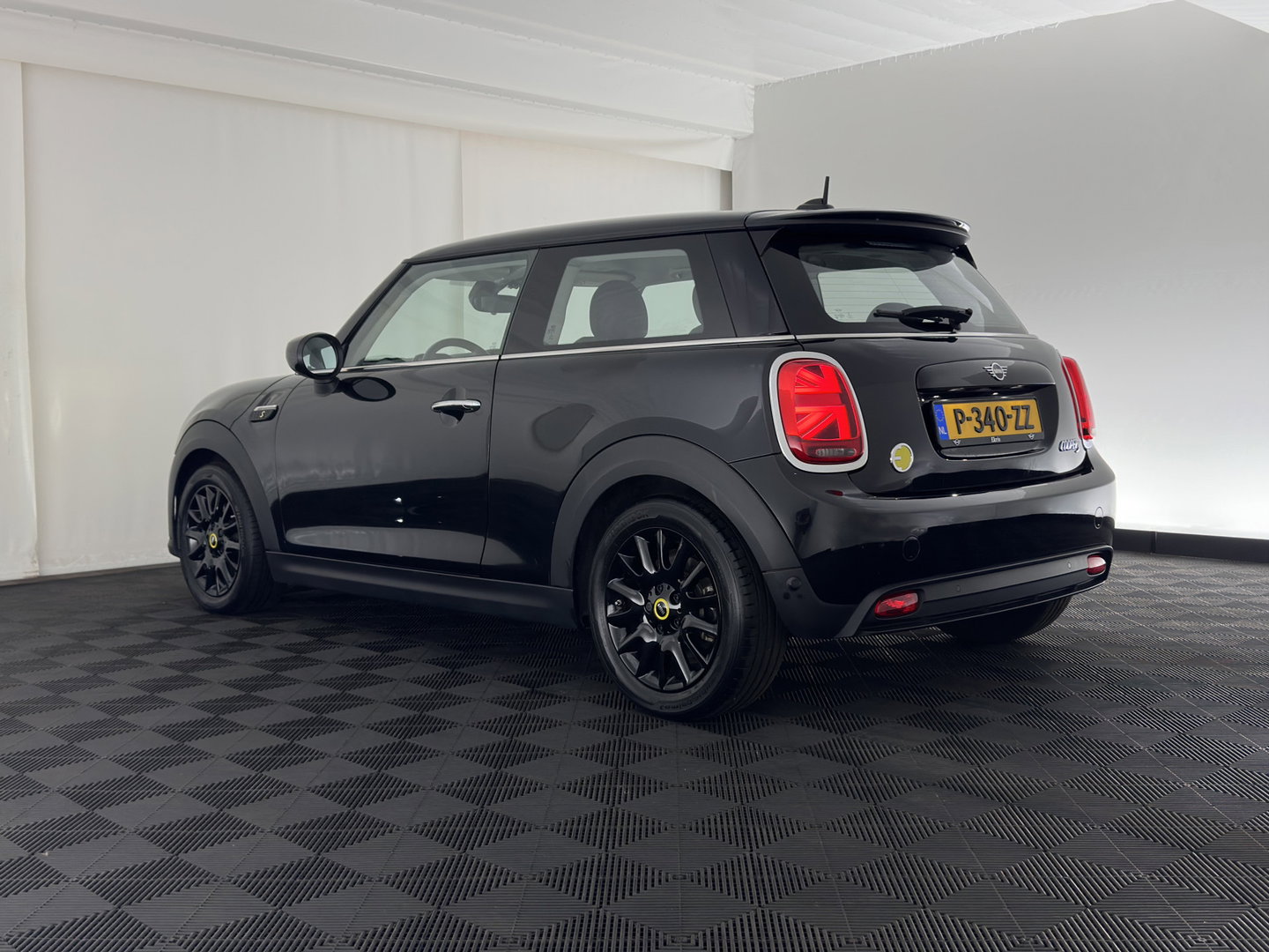 MINI Electric MINI Yours 33 kWh [3-Fase-11kW] {Soh-96%} (INCL.BTW) Aut. *HEAT-PUMP | LEATHER-FABRIC | FULL-LED | NAVI-FULLMAP | SPORT-SEATS | AMBIENT-LIGHT | DIGI-COCKPIT | DAB+ | ECC | PDC | CRUISE | 16''ALU*