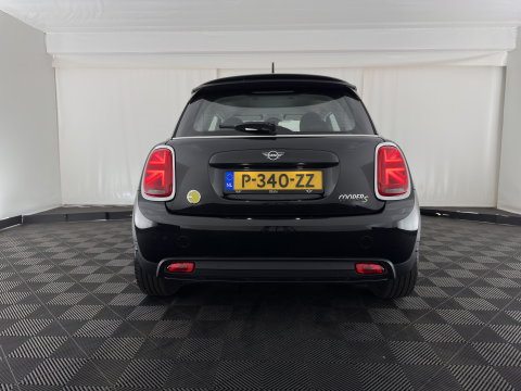 MINI Electric MINI Yours 33 kWh [3-Fase-11kW] {Soh-96%} (INCL.BTW) Aut. *HEAT-PUMP | LEATHER-FABRIC | FULL-LED | NAVI-FULLMAP | SPORT-SEATS | AMBIENT-LIGHT | DIGI-COCKPIT | DAB+ | ECC | PDC | CRUISE | 16''ALU*
