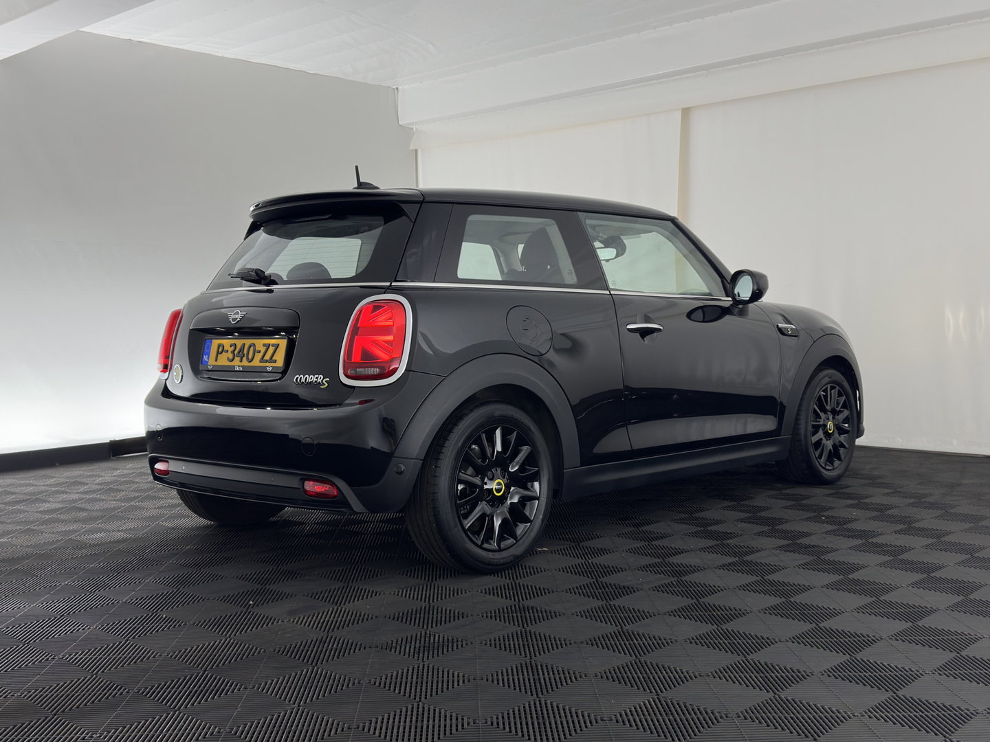 MINI Electric MINI Yours 33 kWh [3-Fase-11kW] {Soh-96%} (INCL.BTW) Aut. *HEAT-PUMP | LEATHER-FABRIC | FULL-LED | NAVI-FULLMAP | SPORT-SEATS | AMBIENT-LIGHT | DIGI-COCKPIT | DAB+ | ECC | PDC | CRUISE | 16''ALU*