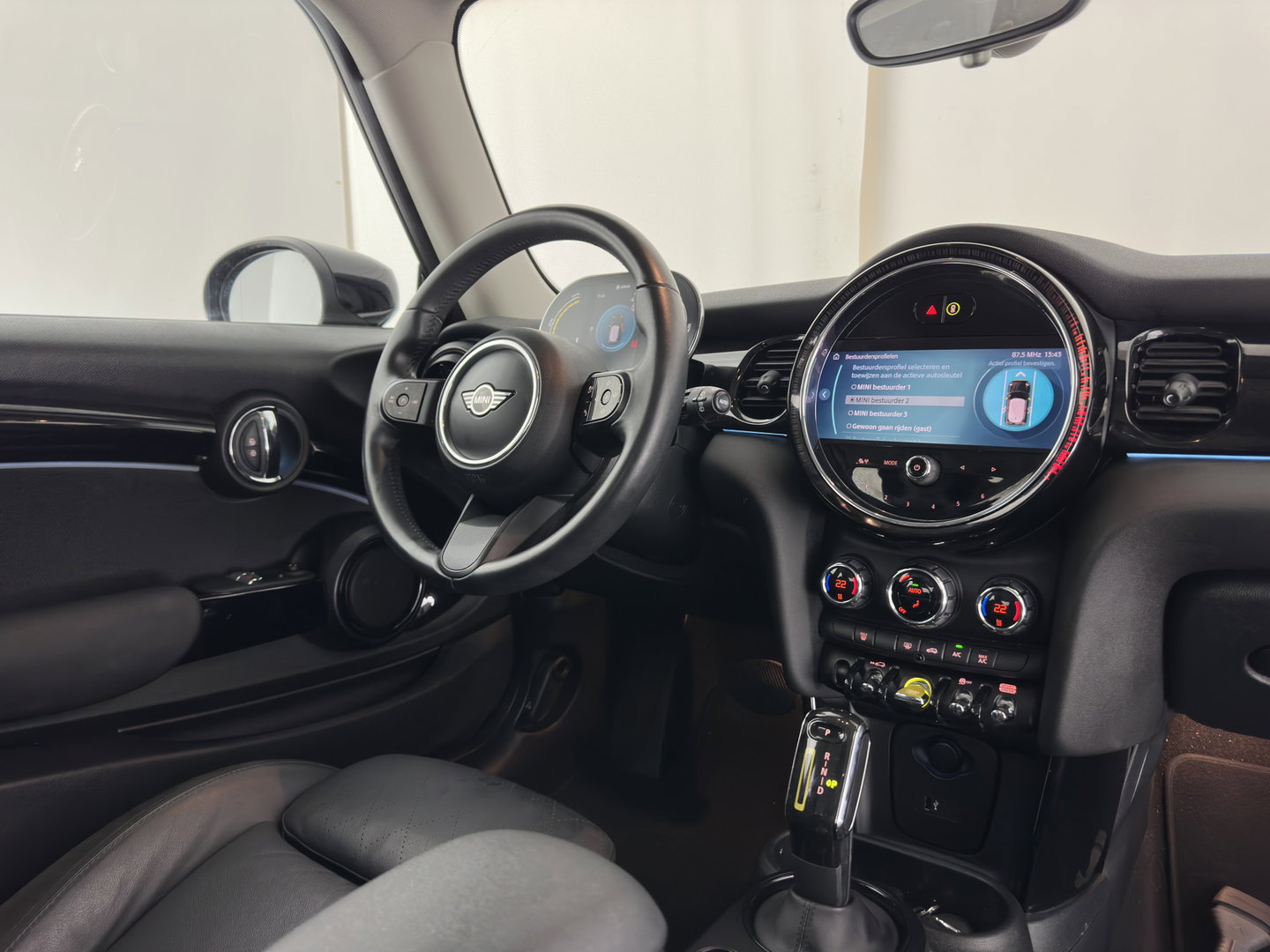MINI Electric MINI Yours 33 kWh [3-Fase-11kW] {Soh-96%} (INCL.BTW) Aut. *HEAT-PUMP | LEATHER-FABRIC | FULL-LED | NAVI-FULLMAP | SPORT-SEATS | AMBIENT-LIGHT | DIGI-COCKPIT | DAB+ | ECC | PDC | CRUISE | 16''ALU*