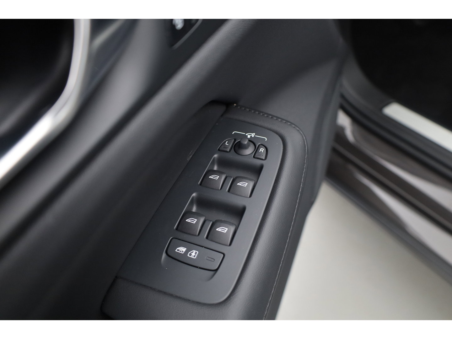 Volvo V60 2.0 T6 Plug-in hybrid AWD Plus Dark | SOH 98,2 % | Pano-dak | 360 camera | Trekhaak | Harman/ Kardon |