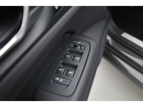Volvo V60 2.0 T6 Plug-in hybrid AWD Plus Dark | SOH 98,2 % | Pano-dak | 360 camera | Trekhaak | Harman/ Kardon |